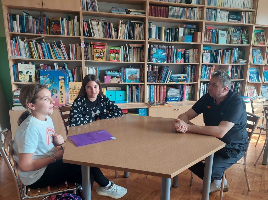 Školske novinarke u razgovoru s kuharom